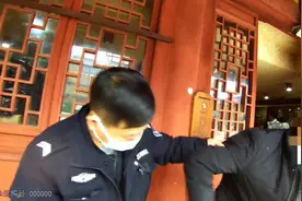 庙里的钱都敢偷！上海一男子偷功德箱被抓求师傅宽容图片