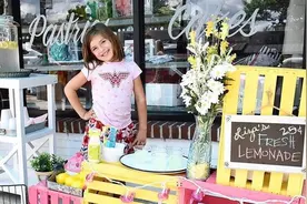 美国7岁女童摆摊卖饮料帮自己筹手术费：不能只求别人帮助图片