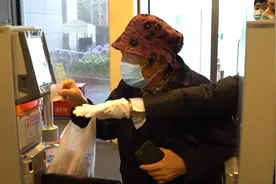 政协委员Vlog丨帮助老人跨越数字鸿沟 上海已上线“金色学堂”视频封面