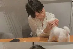 周笔畅晒与爱宠合照 上演“举高高”超有爱图片