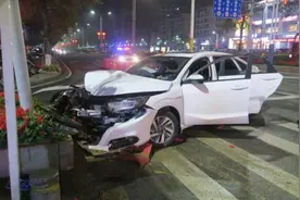 醉驾撞上安全岛，中年男子找人顶包后继续喝视频封面