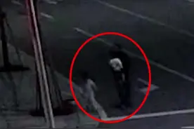 凌晨3点，3岁哥哥和1岁弟弟跑出家门，还好遇见了他们图片