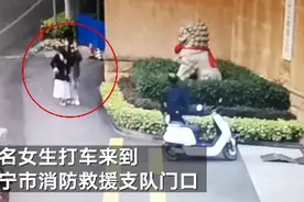 南宁两女子模仿拍网红视频被锁住脚，打车求助消防，网友疑惑：钥匙呢？图片
