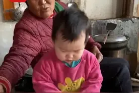 1岁萌娃模仿姥姥擀面笑翻网友：撒面粉的精髓都学会了图片