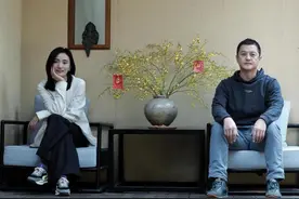 李亚鹏与女友约会被偶遇 弯腰帮对方拿坐垫尽显体贴恩爱图片