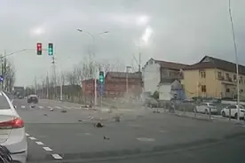 上海两老人骑摩托车横穿马路被撞飞，行车记录仪曝光惊险瞬间图片