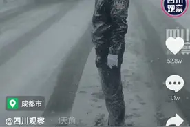 靳东本靳？四川帅交警顶风冒雪指挥交通被冻成了“雪雕”，网友：好看的都上交国家了图片