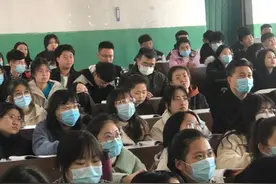 长春医学高专：新学期首日全体校领导深入班级听课图片
