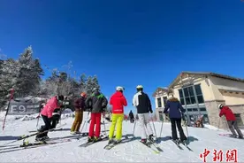 吉林发动雪季“末班车”滑雪客尽享“最后的雪趣”图片