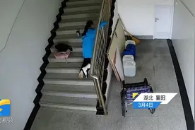 保安大叔背骨折女孩上楼，保安：举手之劳图片