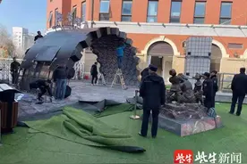 向违规拱门说“不”孝陵卫城管依法拆除违章搭建图片