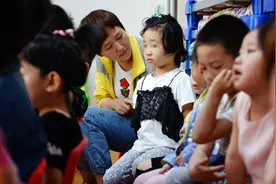 两会大家谈：让“影子教师”更多进入公校体系，帮助残障儿童图片