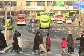 64秒｜首尔人口数跌回1987年！英国教授预警：韩国或成“首个消失的国家”视频封面