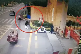 尴尬！南宁两女生玩网红游戏“生死局”，两只脚被锁死图片