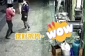 生活、梦想和爱情 深夜烧烤店夫妇店门外练拳击图片