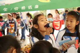 爱心义卖情暖校园，园岭外国语小学募集善款传扬雷锋精神图片