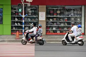 保护儿童乘车和电动自行车骑乘安全 专家建议全国层面立法图片