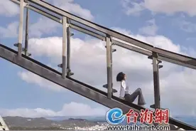 在300米高空荡秋千玩滑梯 厦门双子塔飞越天际和云上滑梯正式开放图片