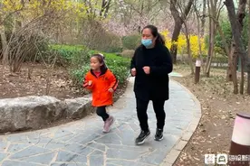 为给姐姐捐骨髓，7岁女孩每天跑步近十公里：我不累，妈妈说跑步能救姐姐图片