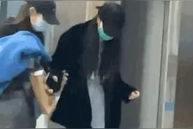 迪丽热巴下班把鞋子走掉 网友：憨憨美女图片