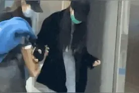 迪丽热巴下班把鞋子走掉 网友：憨憨美女图片