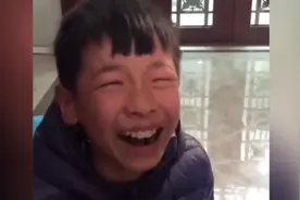 男孩第一次考试得到80分喜极而泣