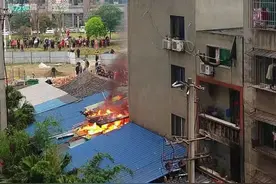 突发！绵阳城区一居民点发生火灾！火势凶猛、浓烟滚滚…图片