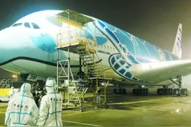 “大海龟”飞厦体检 系疫情以来首架入境我国维修的A380飞机图片