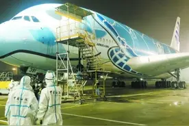 “大海龟”飞厦体检 系疫情以来首架入境我国维修的A380飞机图片