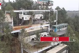 报废客车摆满半山腰，镜头拉近一看有楼梯入内，用途让人直呼巧妙图片