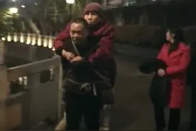 背着81岁老母亲在贵州看猴，这个邵阳孝子感动全网：做儿子的当然要背图片