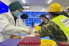 开展免费体检，为农民工建立医疗档案图片
