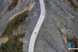 重庆石柱山脊背上修出“刀片天路”图片