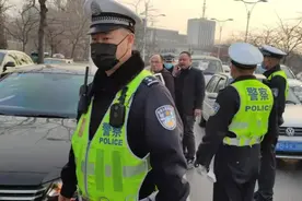 包头街头，交警猛拍车窗“吼”司机，行人却都叫好……图片