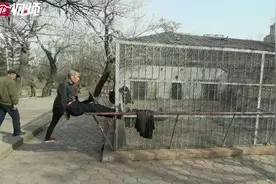 牛！七旬翁锻炼身体 练就压腿180度绝活图片