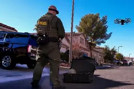 特警用！美企推加固FPV无人机，配破窗器可打碎玻璃飞进室内图片