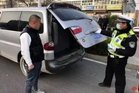 非法改装加油车 济南交警依法扣留图片