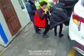 2岁女童误食烧碱，民警送医途中一声声“宝宝不哭”听得人想哭图片