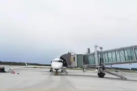 华夏航空搭建支线航空廊桥 实现干支航班快速过站图片