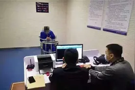 济南一男子买了俩电动车怀疑来路不明，报警后一查还真是图片