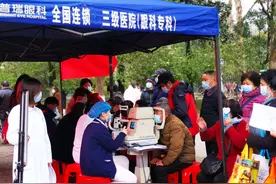 摸黑玩手机可致盲？眼科专家：并非危言耸听图片