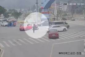 女童坐私家车后排未系安全带，车祸瞬间被甩出视频封面