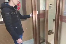 南宁一小区住宅楼大门仅1.1米宽，还搞“回弹双开”！住户进出都要侧身图片