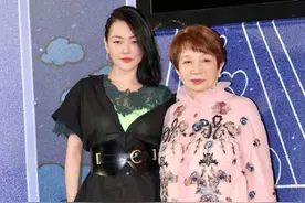 小S与婆婆亲密看秀 儿媳绿裙配婆婆粉衣春意十足图片