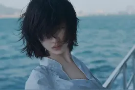 周冬雨海边写真 电影氛围感足图片