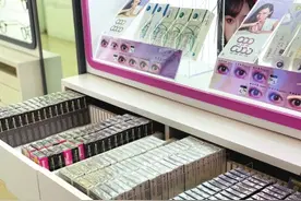 年轻人戴美瞳的话题冲上热搜眼科专家：非必要不建议佩戴图片