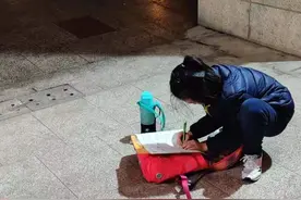 杭州9岁女孩这张偷拍照，家长群疯传！父母们都来取经，这么好的习惯怎么养成的图片
