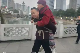 背81岁瘫痪母亲到贵州看猴，湖南孝子感动全网！网友：世间最美的风景图片