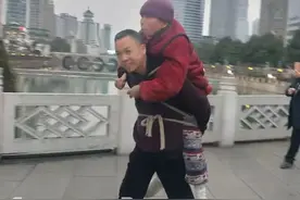 背81岁瘫痪母亲到贵州看猴，湖南孝子感动全网！网友：世间最美的风景图片
