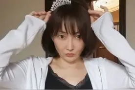 47岁牛莉素颜出镜扭腰热舞 嘟嘴撩发性感十足图片